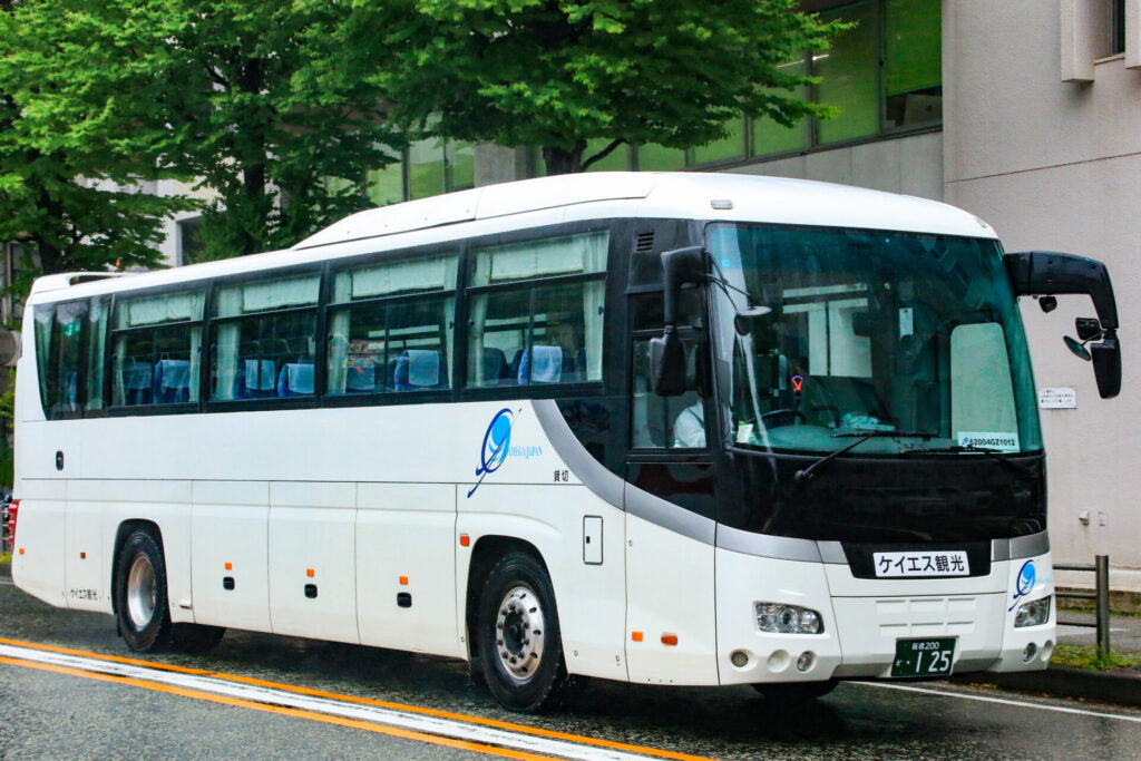 白色の大型観光バス