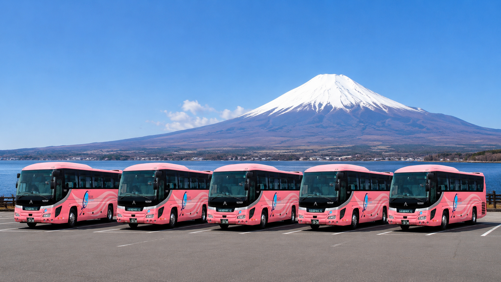 富士山を背景に並ぶ観光バス